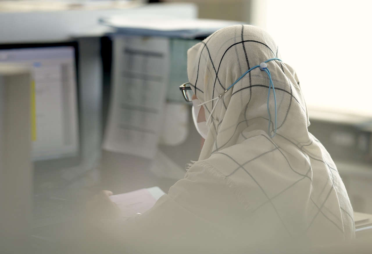 Woman, administrator, computer — Common Causes of Neck Pain