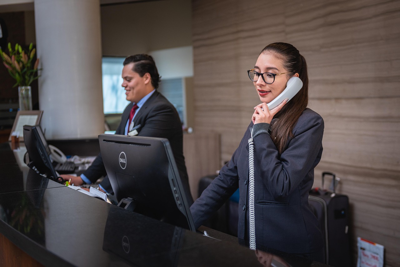 Receptionists, phone call, hotel — Strategies for Success as a Media Relations Officer in the Press Office