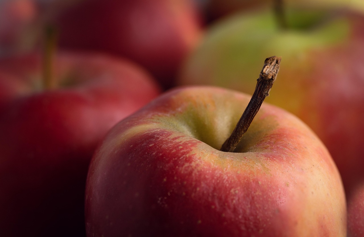 Apple, healthy, red — What haircut to choose for think Hair